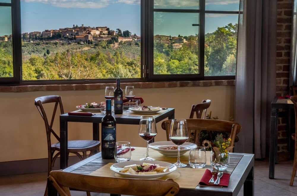 Widok z restauracji w toskańskiej winnicy Fattoria del Colle Donatella Cinelli Colombini