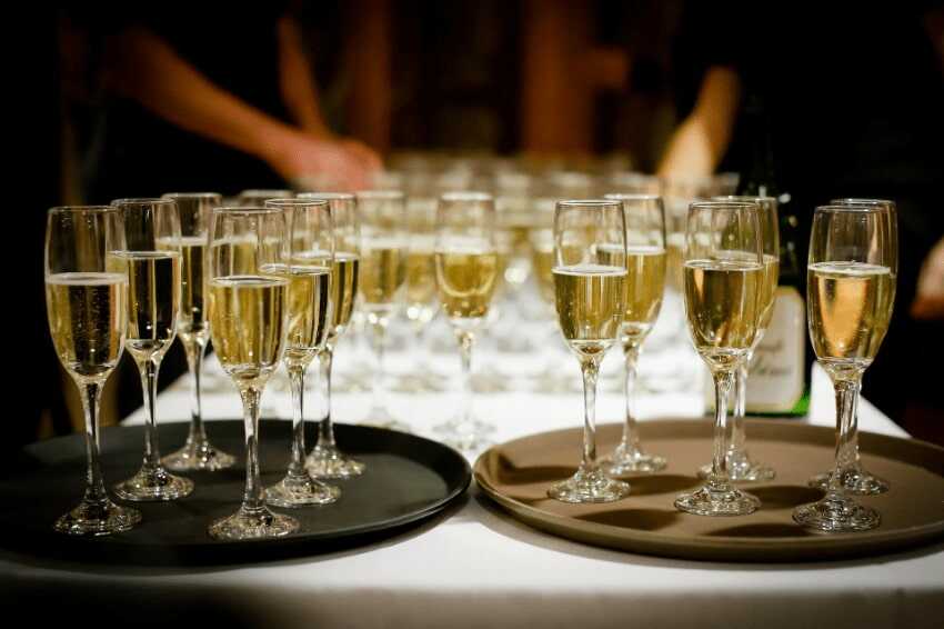Czym się różni prosecco od szampana, czyli krótki przewodnik po winach z „bąbelkami”