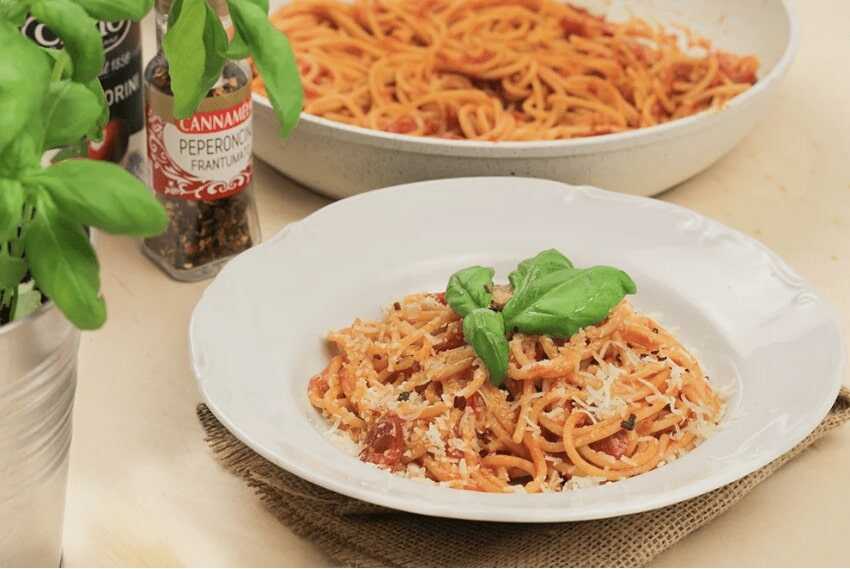 Neapolitański makaron z sosem z pomidorków koktajlowych -  Spaghetti allo Scarpariello