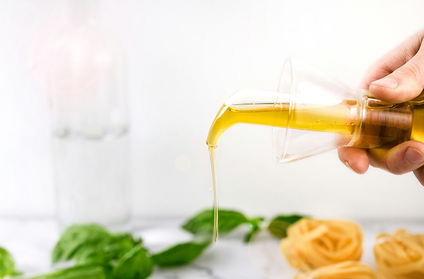 Jak rozpoznać wysokiej jakości oliwę z pierwszego tłoczenia? Domowa degustacja i ocena oliwy extra vergine.