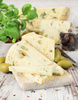 Pecorino Sole di Sicilia - sycylijski ser owczy z oliwkami, rukolą, papryczką i kaparami 