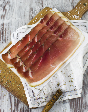 Speck Alto Adige IGP - włoska szynka wędzona z udźca wieprzowego