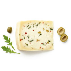Pecorino Sole di Sicilia - sycylijski ser owczy z oliwkami, rukolą, papryczką i kaparami 