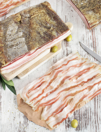 Pancetta Tesa Pepata - toskański boczek dojrzewający z pieprzem