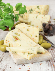 Pecorino Sole di Sicilia - sycylijski ser owczy z oliwkami, rukolą, papryczką i kaparami 