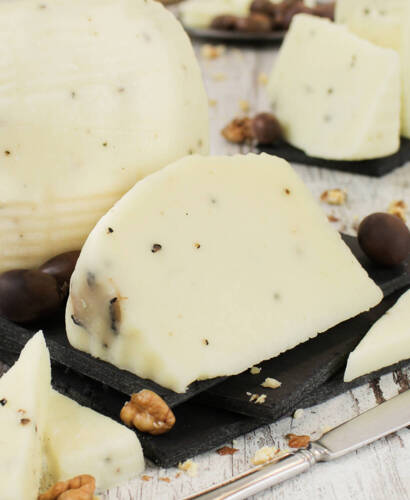 Pecorino Tartufo - włoski ser owczy z kawałkami czarnej trufli