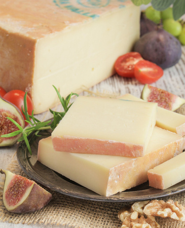 Fontina DOP - włoski kremowy ser z mleka krowiego