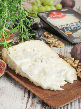 Gorgonzola Dolce DOP - dojrzewający delikatny ser pleśniowy 200g